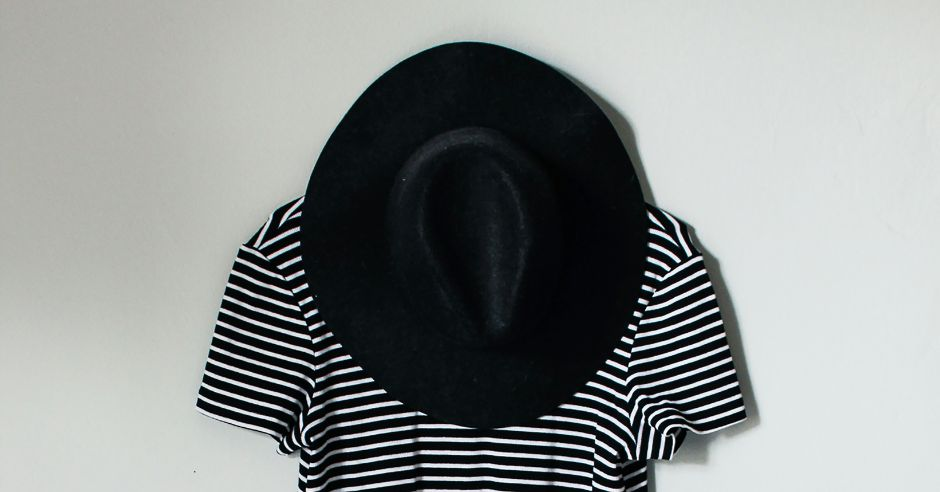 Tengerész ruha és fekete kalap.