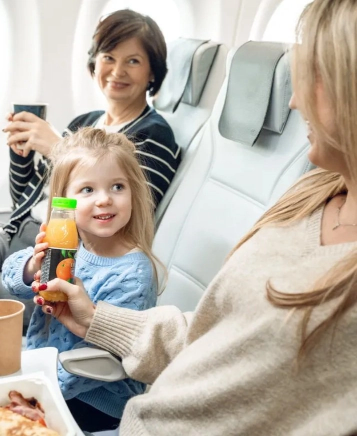 Család a repülőgép kabinjában