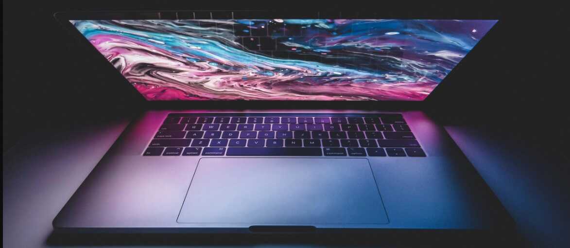 Laptop félig kinyitva