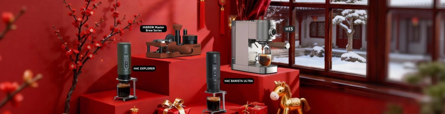 Kávéfőzők piros állványon az ablak előtt