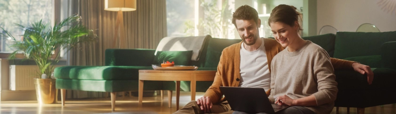 A férfi és a nő online köt lakásbiztosítást