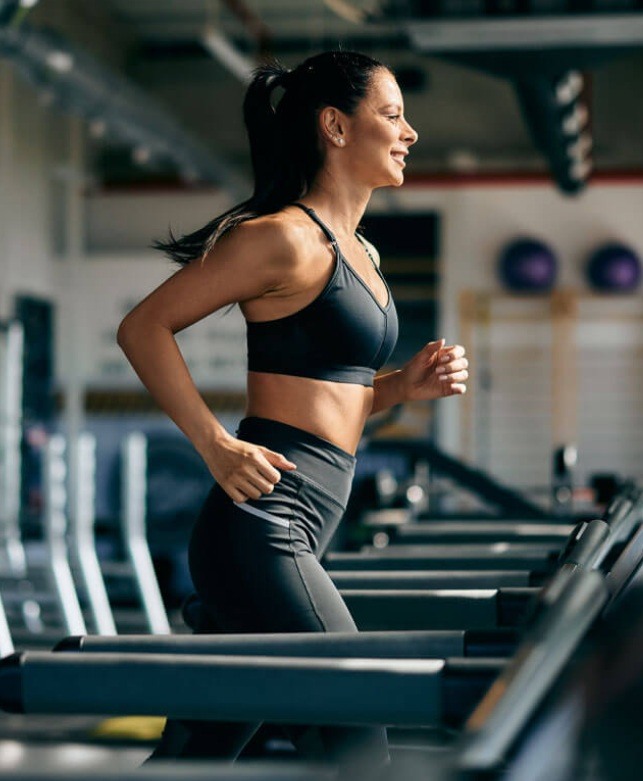 Nő a futógépen fut