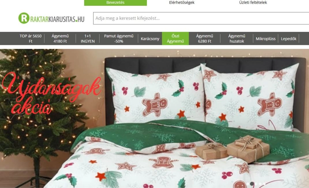 Karácsonyfa és mintás ágynemű