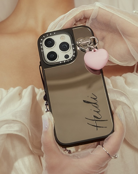 Influencer telefontok rózsaszín szivecskével