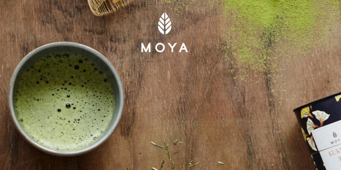 Zöld Matcha tea az asztalon