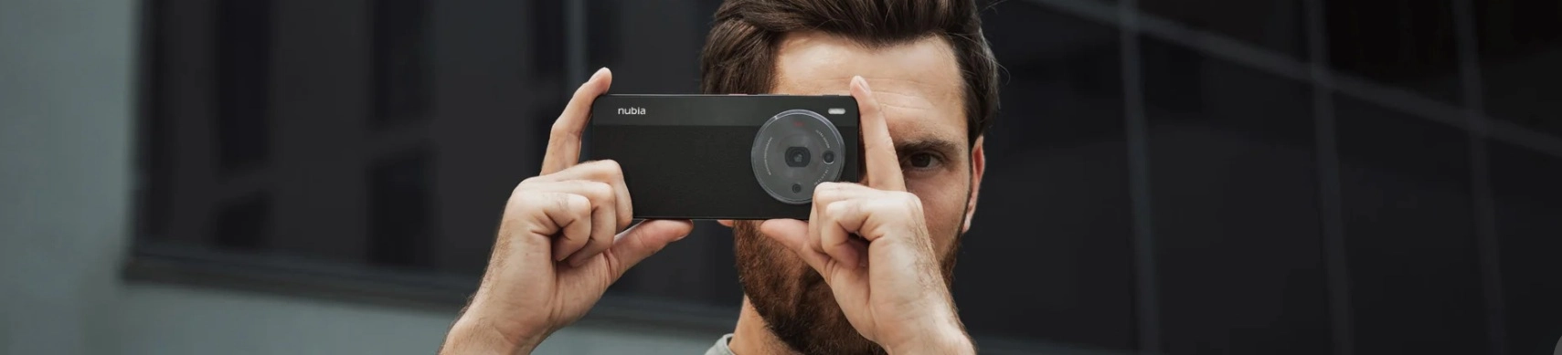 A férfi okostelefonnal fotóz