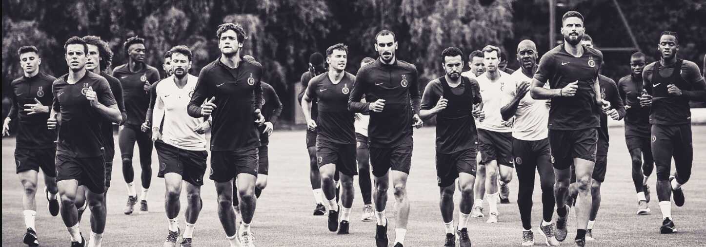 férfiak foci edzésen futnak