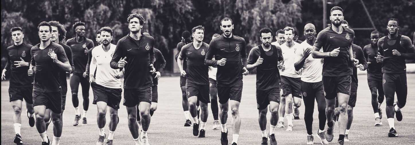 férfiak foci edzésen futnak