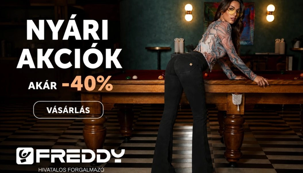 Reklámbanner nyári akciókra, amelyen a nő hosszú nadrágot visel, az asztalnak támaszkodik