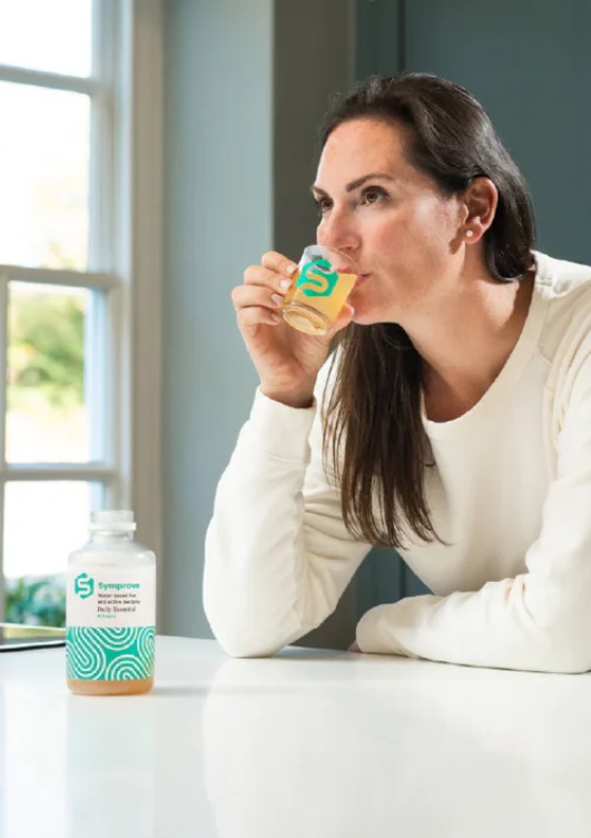 A nő probiotikumot fogyaszt