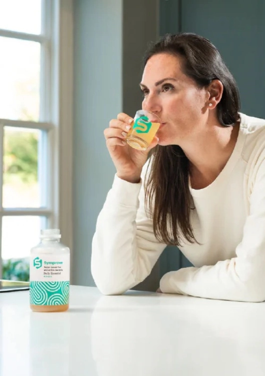 A nő probiotikumot fogyaszt