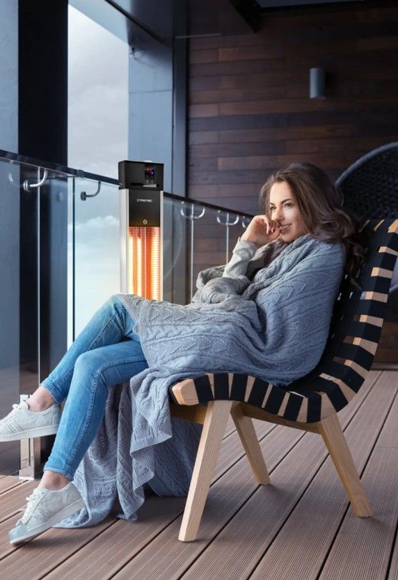 Egy nő ül a széken és mellette egy melegítő