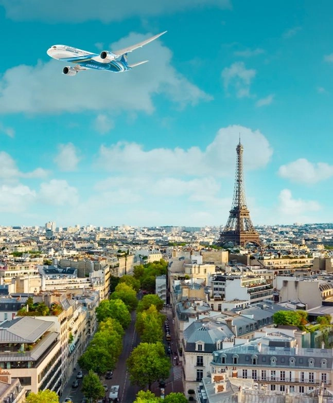 A légitársaság repülőgépe Párizs felett repül