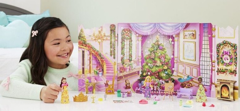 Kislány játszik a Disney hercegnőkkel