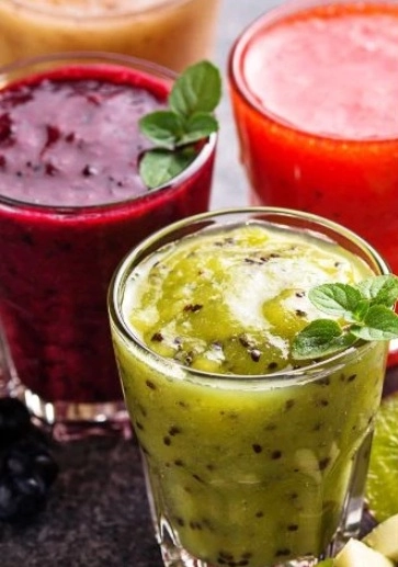 Színes gyümölcsös smoothie-k