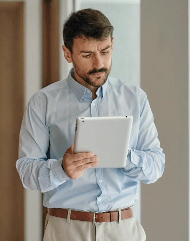 A férfi a tabletjén dolgozik