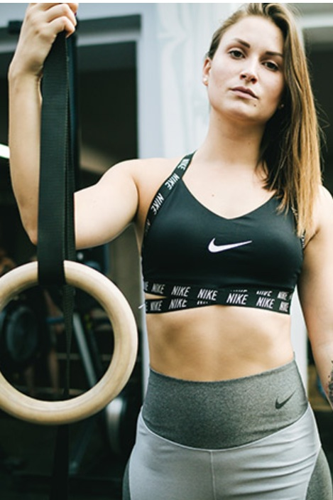 Nő tornateremben edzés közben