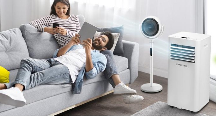 Egy nő és egy férfi fekszenek a kanapé, mellettük klímaberendezések