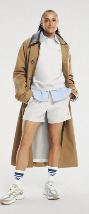 Hölgy a márka ruháiban