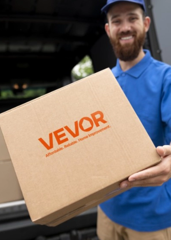 A futár csomagot szállít, mosolyog