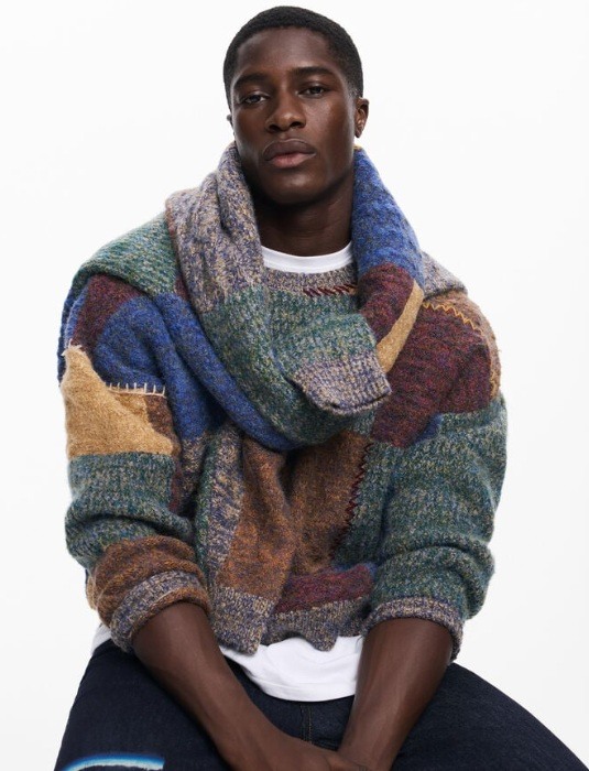 Modell, aki Desigual ruhákat visel