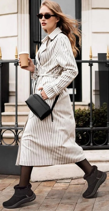 Hölgy kávéval a kezében