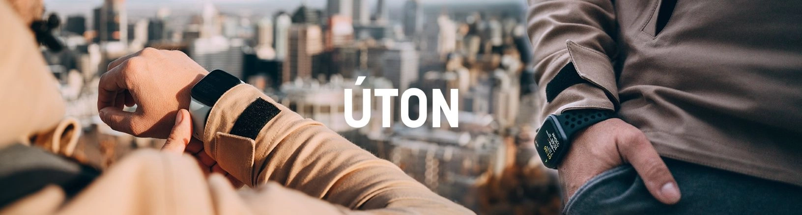 Reklámbanner a webáruház főoldaláról, amelyen divatos óraszíjjal ellátott órák láthatóak