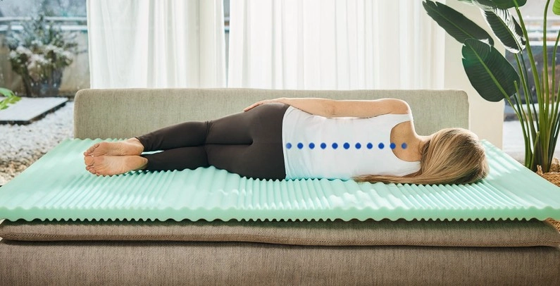 Egy nő fekszik az ágyon