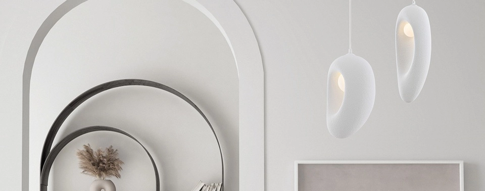 Modern, letisztult fehér nappali divatos lámpákkal