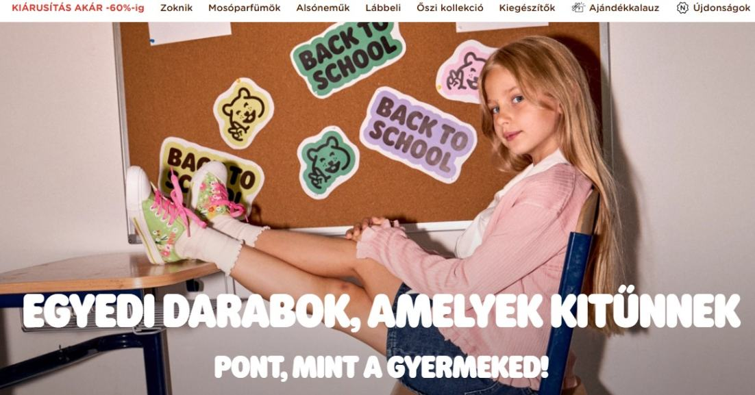 kislány ül a széken és a lába az asztalon van