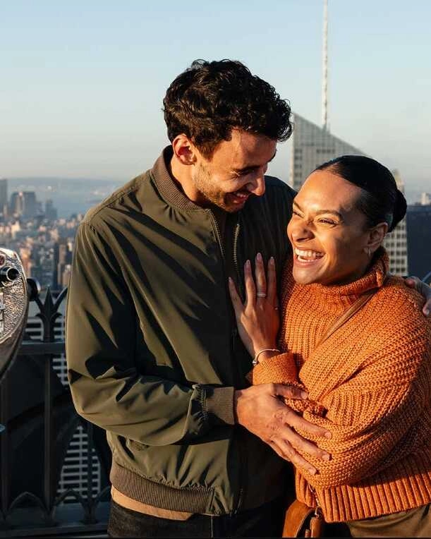 A pár jól szórakozik utazás közben