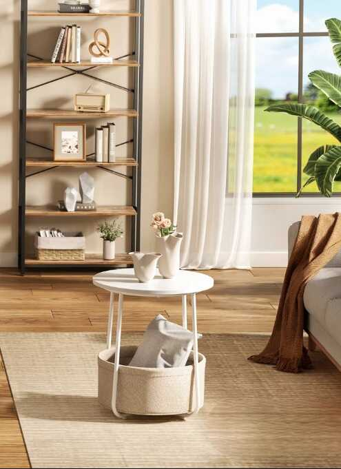 Díszes asztalka a nappaliban, háttérben könyvespolc