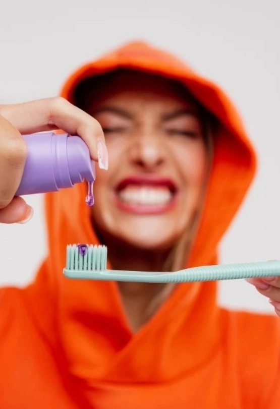 A nő a fogmosást reklámozza