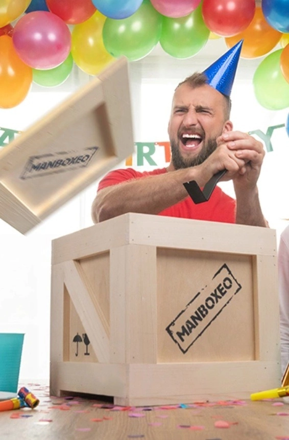 A férfi az ajándékládáját bontja