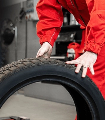 A szerelő gumiabroncsot cserél