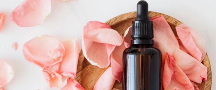 Illóolaj tálban, rózsaszirmok hevernek körülötte