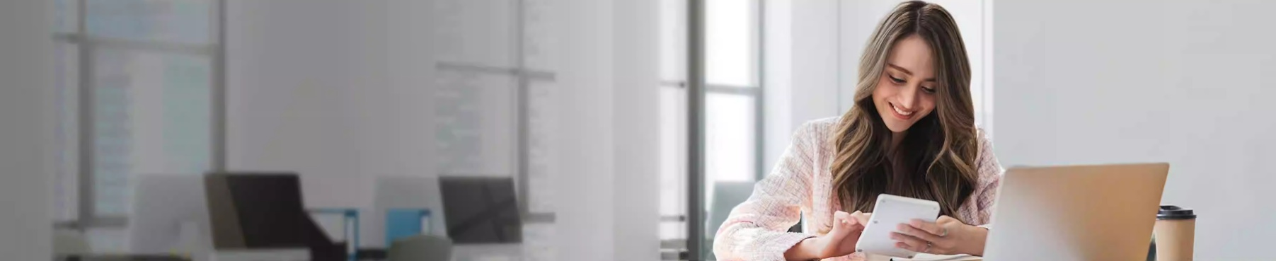 Reklámbanner, amelyen a nő online vásárol