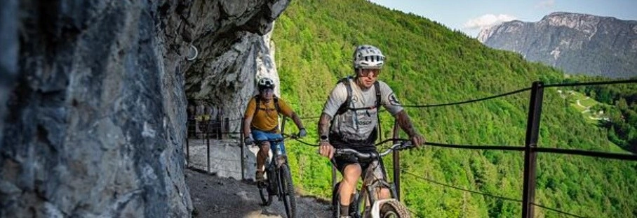 A férfiak szép környezetben kerékpároznak