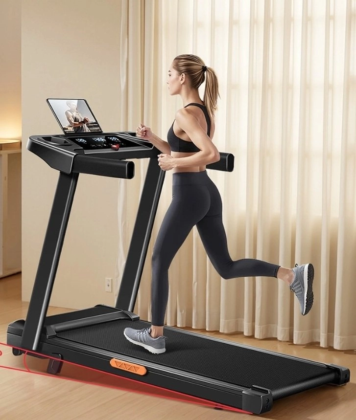 A nő a futópadon fut