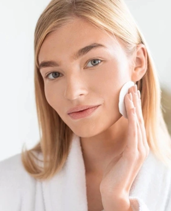 A nő az arcát tisztítja