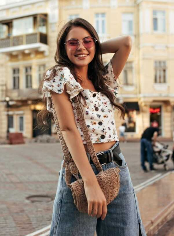 Hölgy divatos farmerben és virágos felsőben