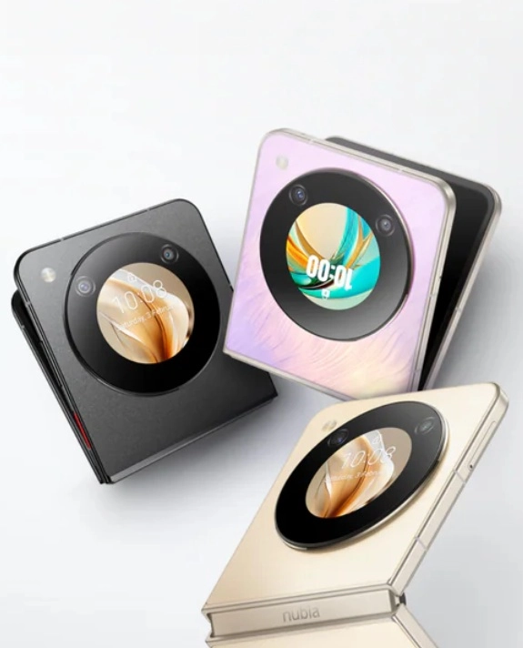 Három flip telefon félbehajtva