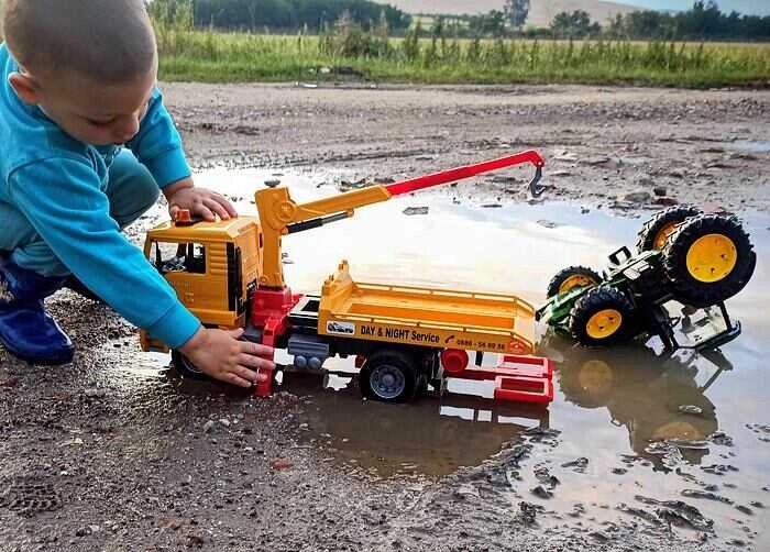 Pocsolyában játszó gyermek