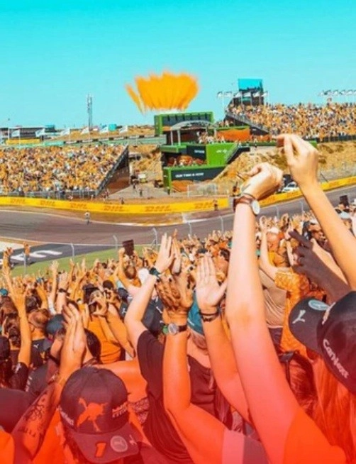 F1 szurkolók a lelátón szurkolnak