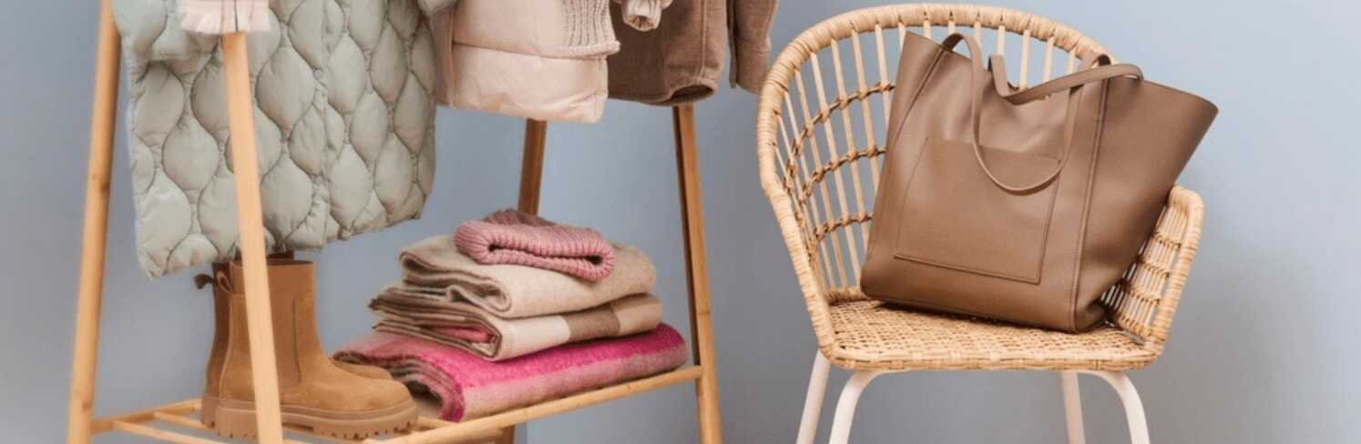 Fotel, amelyben táska van, valamint sálak és kabátok egy ruhaakasztón