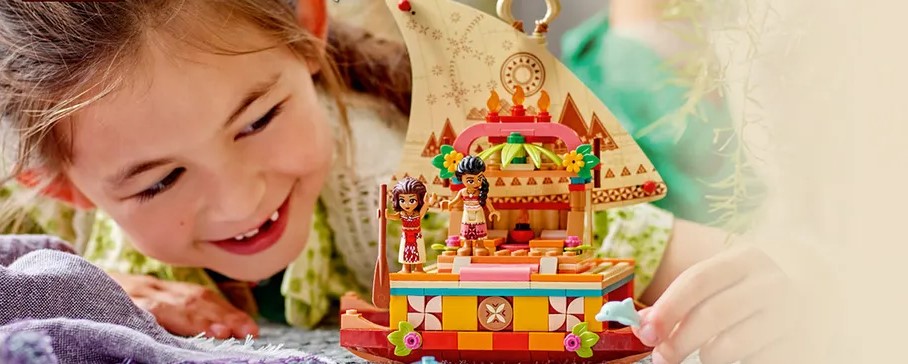 Kislány LEGO babával játszik