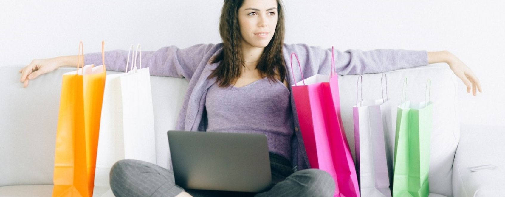 A nő bevásárlótáskák közt ül