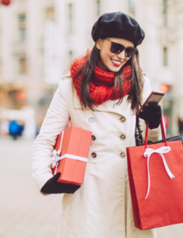 A nő vásárol és közben mosolyog