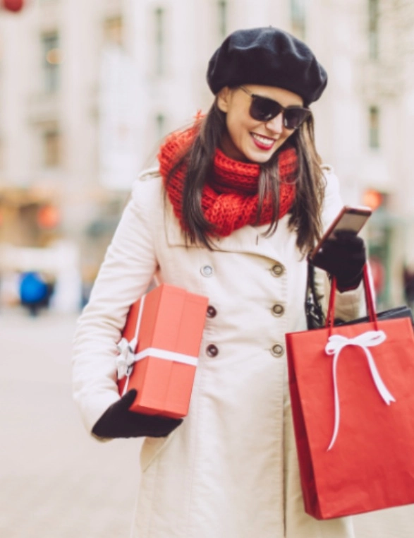 A nő vásárol és közben mosolyog