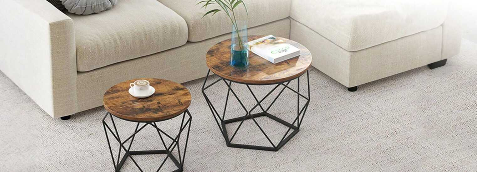 Két modern kisasztal és kanapé